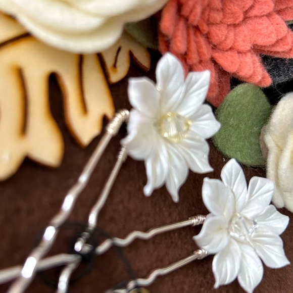 NWT Ceramic Ivory Flower Hair Pins Set of 2 - Picture 7 of 7